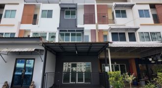 ขายทาวน์เฮ้าส์ 3 ชั้น โครงการ ปริญ รามอินทรา-วัชรพล เขตบางเขน กรุงเทพฯ ห่างจาก ตลาดนัดเลียบด่วนรามอินทรา 4.6 กม.
