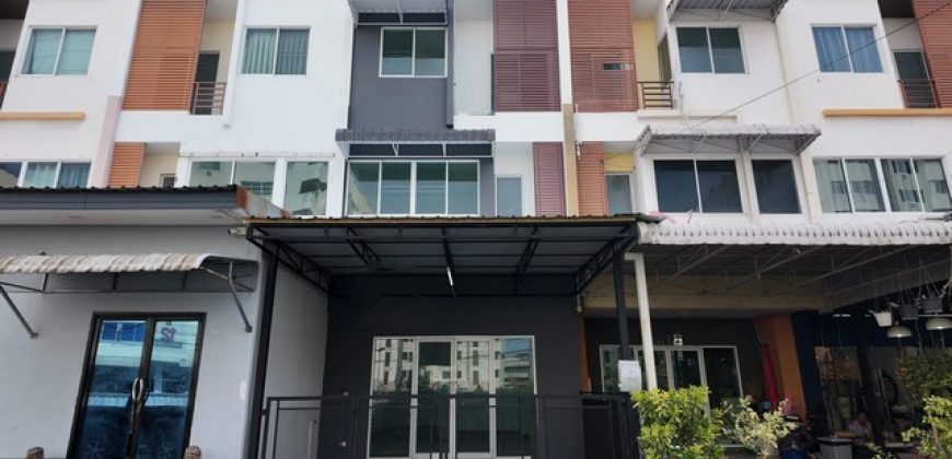 ขายทาวน์เฮ้าส์ 3 ชั้น โครงการ ปริญ รามอินทรา-วัชรพล เขตบางเขน กรุงเทพฯ ห่างจาก ตลาดนัดเลียบด่วนรามอินทรา 4.6 กม.