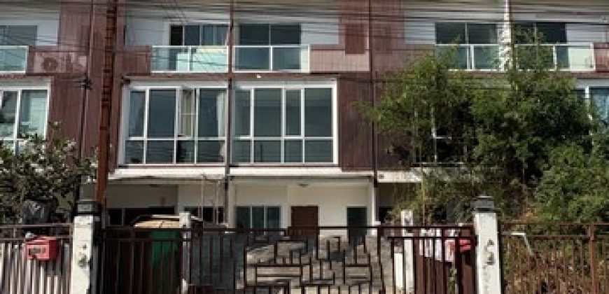 ขายทาวน์โฮม 3 ชั้น ซอยโพธิ์แก้ว 3 แยก 13 บางกะปิ กรุงเทพ