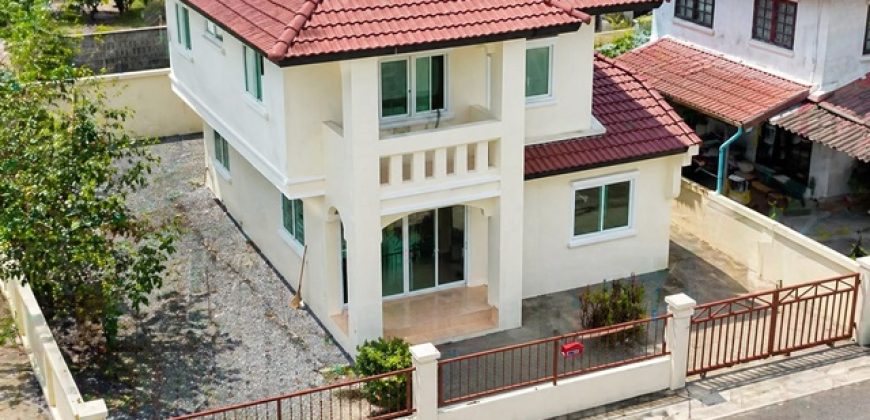 สนามกอล์ฟเมืองเอก 2.7 กม. ม.รังสิต 3.3 กม. บ้านเดี่ยว 2 ชั้นโปร่ง 3 นอน 2 น้ำ แยกบางพูน 1.5 กม. 35 ตร.ว. 140 ตร.ม.