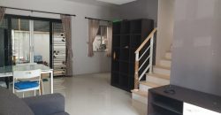 ทาวน์เฮาส์ – 3 Bedroom พื้นที่เท่ากับ 18 ตารางวา 3000000 thb ไม่ไกลจาก – ศูนย์ราชการแจ้งวัฒนะ – รร. หอวัง นนทบุรี – โรบินสัน ศรีสมาน -ทางด่วน และสนามฟุตบอลเมืองทองยูไนเตด น่าอยู่