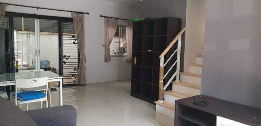 ทาวน์เฮาส์ – 3 Bedroom พื้นที่เท่ากับ 18 ตารางวา 3000000 thb ไม่ไกลจาก – ศูนย์ราชการแจ้งวัฒนะ – รร. หอวัง นนทบุรี – โรบินสัน ศรีสมาน -ทางด่วน และสนามฟุตบอลเมืองทองยูไนเตด น่าอยู่