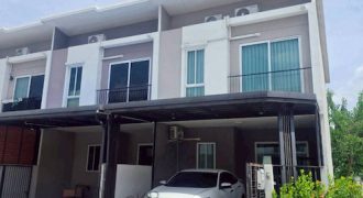 ขาย ทาวน์โฮม ฟอร์เร่ ปิ่นเกล้า–พุทธมณฑล สาย 5 บ้านบรรยากาศดีในทำเลศักยภาพ เหมาะสำหรับครอบครัวที่ต้องการความสงบ เป็นส่วนตัว | รหัส 93361