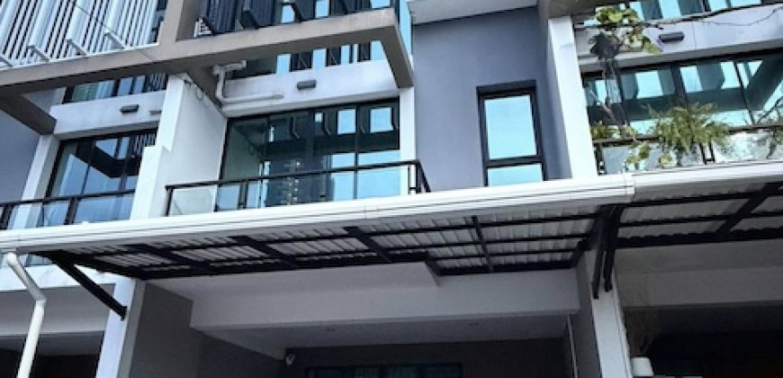 BH4115 ปล่อยเช่าและขาย Townhome Luxury 3.5 ชั้น Bless Town Sukhumvit 50 ใกล้ BTS อ่อนนุช เพียง 900 เมตร บ้านสวยพร้อมอยู่