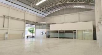 BST1239 ให้เช่าโกดัง โรงงาน พร้อมออฟฟิศ แพรกษา สมุทรปราการ พื้นที่ใช้สอยรวม 1,368 ตร.ม. พื้นที่สีม่วง ขอใบ รง.4 ได้ ใกล้ BTS แพรกษา