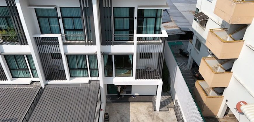 BH4129 ให้เช่าทาวน์โฮม 3 ชั้น โครงการ Cozy โชคชัย 4 ซอย 30 เฟส 3-4 บ้านใหม่ แต่งครบ พร้อมอยู่