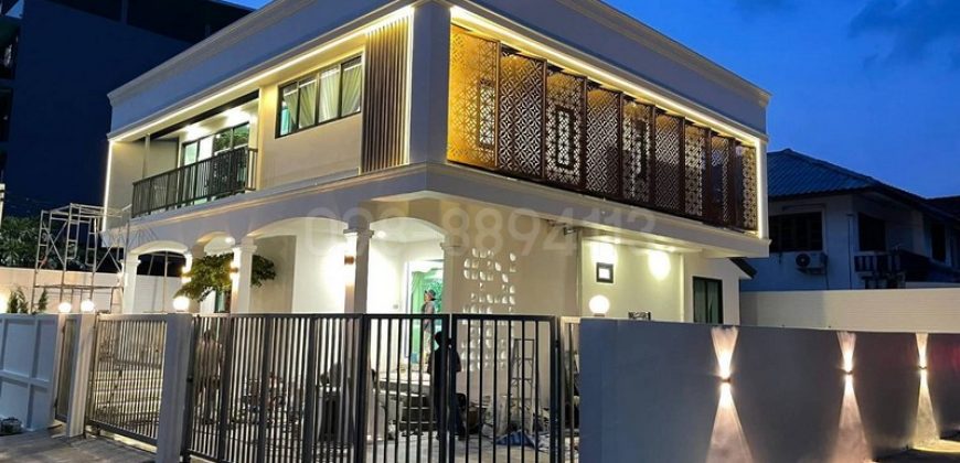 ขายบ้านเดี่ยว บ้านหรู หลังมุม โซนนวมินทร์ 127 สไตล์ Modern Craftmanship เนื้อที่ 66 ตรว 3นอน 3น้ำ ทำเลดี อยู่ใจกลางจุดเชื่อมต่อรถไฟฟ้า