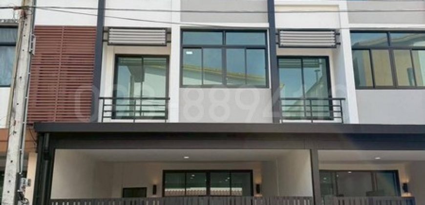 ขายทาวน์โฮม 3 ชั้น ซิกเนเจอร์ ถนนวัชรพล ทำเลดีเยี่ยม ใกล้ทางด่วน เนื้อที่ 17 ตรว 3นอน 3น้ำ บ้านหันทิศเหนือ
