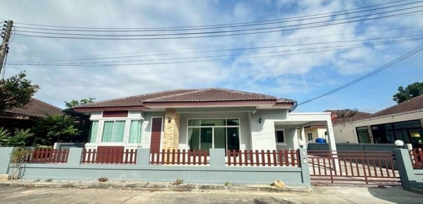 ให้เช่าบ้านเดี่ยวชั้นเดียวขนาด 70 ตรว 3นอน เนื้อที่เยอะ มีเฟอร์ ใกล้นิคมอมตะเฟส8,9 พานทอง ชลบุรี