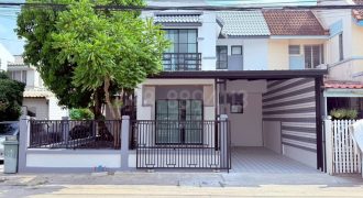 ขายทาวน์เฮาส์ 2 ชั้น พูนสินธานี3 เคหะร่มเกล้า 64 หลังมุม ติดที่กลับรถ เนื้อที่ 30.4 ตรว 3นอน 2น้ำ มีพื้นที่ข้างบ้าน บ้านกว้างมาก