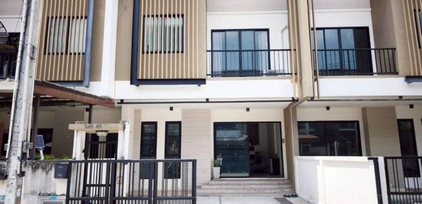 ให้เช่าทาวน์โฮม 2 ชั้น มบ.สวนเสือปาร์มฮิลล์ 3นอน มีเฟอร์และเครื่องใช้ไฟฟ้า พร้อมเข้าอยู่ ใกล้นิคมปิ่นทอง อีสเทิร์นซีบอร์ด ศรีราชา ชลบุรี