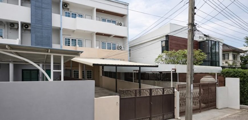 ทาวน์เฮ้าส์ให้เช่า 3 ชั้น 4 นอน 3 น้ำ เฉลิมพระเกียรติ ร. 9 2-12 รพ.สินแพทย์ ศรีนครินทร์ 800ม. สวนหลวง ร.9 1.2 กม.พาราไดซ์ พาร์ค 2.1 กม.