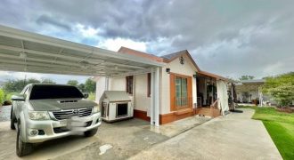 ขายพนัสนิคมชลบุรี บ้านพร้อมที่ดิน บนเนื้อที่ 1 ไร่ 2 งาน 2 ห้องนอน 2 ห้องน้ำ ห้องโถง ห้องครัว โรงจอดรถ