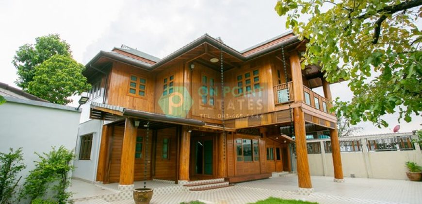 Teak House (Detached House) Near Sutthisan For Rent and Sale (D2861)