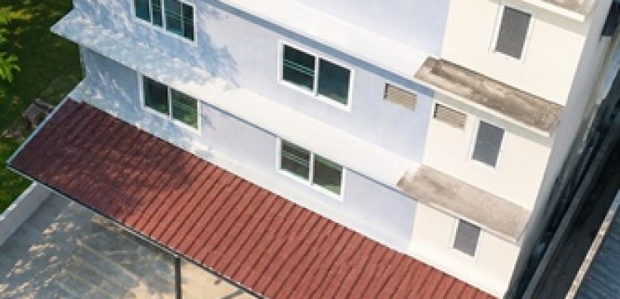 ให้เช่าตึกแถวรีโนเวทใหม่ 3ชั้นครึ่งโลตัส ร่มเกล้า 24 PT ร่มเกล้า วัดปากบึง 450 ม. ดาดฟ้ามีหลังคา 16 ตร.ว. 224 ตร.ม. 3 นอน