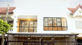 ขายทาวน์เฮ้าส์ 2 ชั้นหลังใหญ่ 25 ตรว หมู่บ้านประชากรไทย ซอยลาดพร้าว93 รีโนเวทใหม่ Minimal Style หน้ากว้างถึง 8 เมตร
