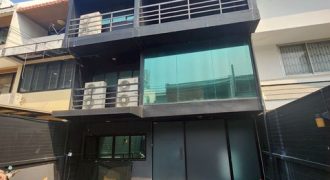 ให้เช่าโฮมออฟฟิศ 3 ชั้น 250 ตรม. โครงการอารี ทาวน์เฮ้าส์ สุขุมวิท 26 ใกล้ BTS พร้อมพงษ์ เพียง 700 เมตร