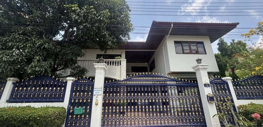 ขายบ้านเดี่ยว 2 ชั้น ใจกลางสุขุมวิท 67 ตรว. หมู่บ้านผกามาศ สุขุมวิท 71 ปรีดี 14 หรือเข้าทางพัฒนาการ 20 ได้ เฟอร์นิเจอร์ไม้สักท้้งหลัง