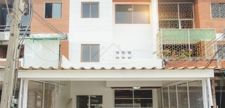 ขายทาวน์เฮ้าส์ 3 ชั้น 24 ตรว. 5 ห้องนอน ซอยอินทามระ 35 ย่านสุทธิสาร ทำเลน่าอยู่ รีโนเวททั้งหลัง