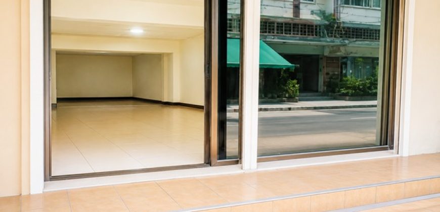 ทำเลลาดพร้าว105-111 ออฟฟิศด้านหลังรพ.เวชธานี 200 ม. ตึกแถวชั้นล่างให้เช่า 1 นอน 1 น้ำ ขนาด 16 ตร.ว. 64 ตร.ม. MRT บางกะปิ 900 ม.ห้าง ตลาด