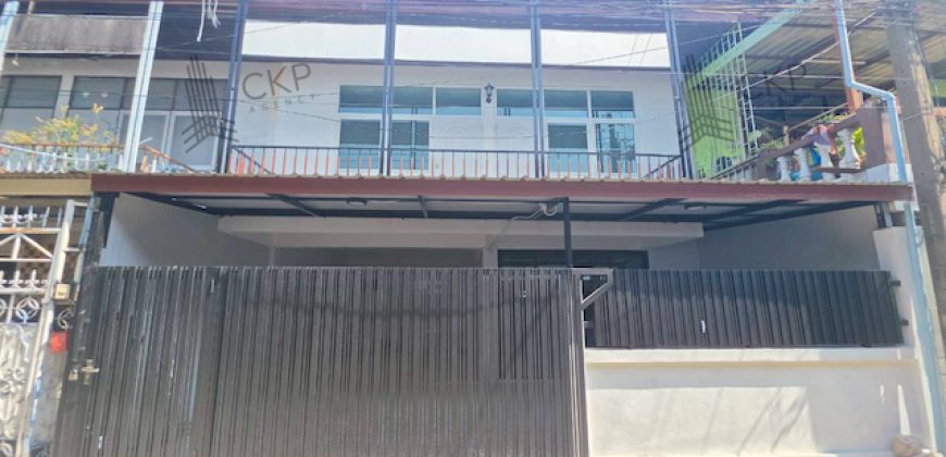 ขาย ทาวน์เฮาส์รีโนเวทใหม่พร้อมอยู่ในซอยรัชดา 32 บนทำเลใจกลางเมือง เดินทางสะดวกใกล้ถนนรัชดาภิเษก ลาดพร้าว และ MRT ภาวนา| รหัส 93353