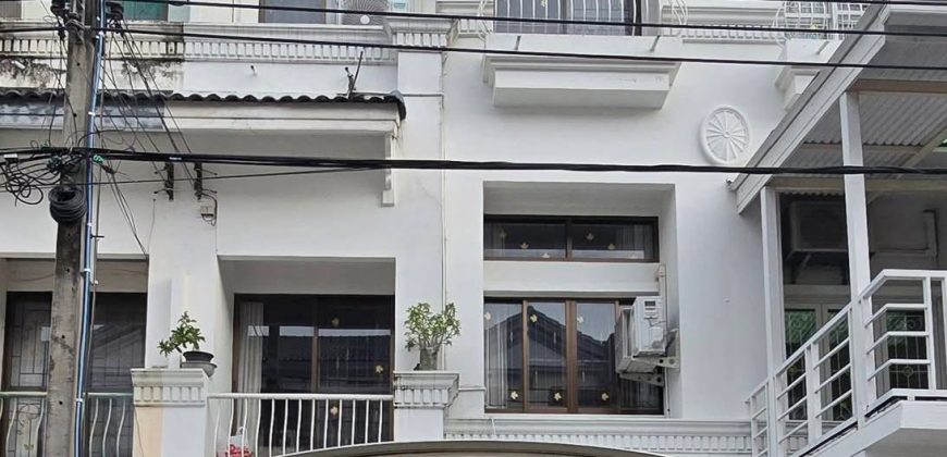 BH4137 ให้เช่าทาวน์โฮม บ้านกลางเมือง รัชดา-เหม่งจ๋าย 2 บ้านตกแต่งใหม่ เฟอร์ครบ เลี้ยงสัตว์ได้ ใกล้โรงเรียนนานาชาติ