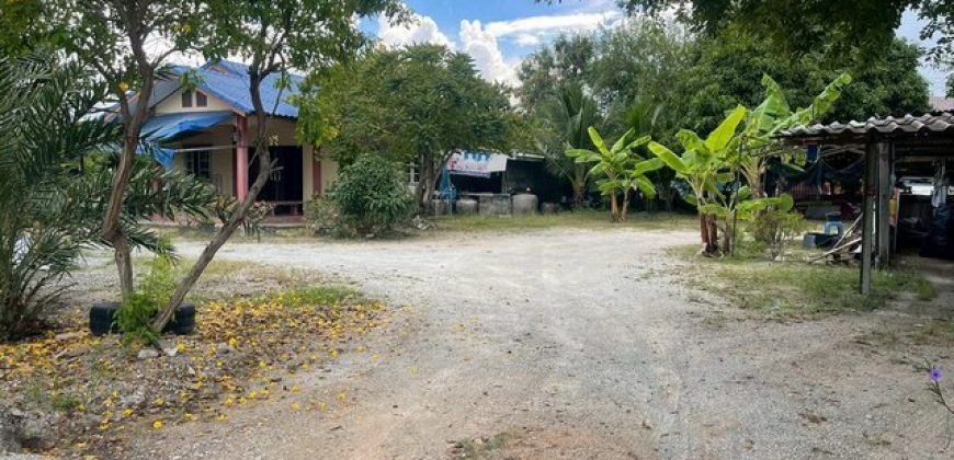 ขายที่ดินพร้อมสิ่งปลูกสร้าง บ้านเดี่ยว แปลงสวย ทำเลดี ใกล้ถนนข้าวหลาม FP-L02059