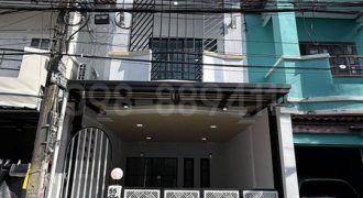ทาวน์เฮ้าส์ 2 ชั้น ม.เลิศอุบล พระยาสุเรนทร์ 44 เนื้อที่ 16 ตรว 3นอน 2น้ำ การเดินทางสะดวก ใกล้จุดขึ้นลงทางด่วน