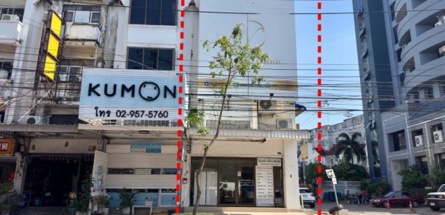 ขายอาคารพาณิชย์ หลังมุม พื้นที่ 25 ตารางวา ถนนอินทราภรณ์ แขวงพลับพลา เขตวังทองหลาง กทม. อาคารสูง 4.5 โครงสร้างแข็งแรง