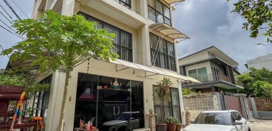T26-517 ขาย อาคารพาณิชย์ – กรุงเทพ บางกะปิ ชั้นทั้งหมด 4 ชั้น 50 ตารางวา ห้องนอน 1 ห้อง ห้องน้ำ 4 ห้อง