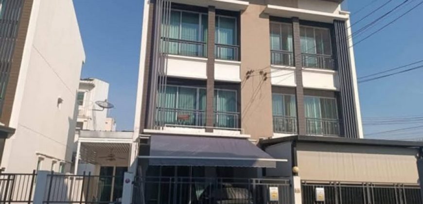 ให้เช่าทาวน์โฮม 3 ชั้น 3 ห้องนอน บ้านกลางเมือง โชคชัย 4 ซอย 50 ทำเลดี ใกล้เซ็นทรัลอีสวิว