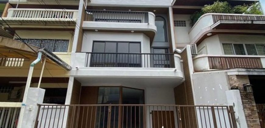 ขายทาวน์โฮม 3 ชั้น 25 ตรว. หมู่บ้านเกษมสันต์ 1 ลาดพร้าว71 นาคนิวาส สังคมสงเคราะห์ ติดเลียบด่วน ใกล้ Central Eastville รีโนเวทใหม่ทั้งหลัง
