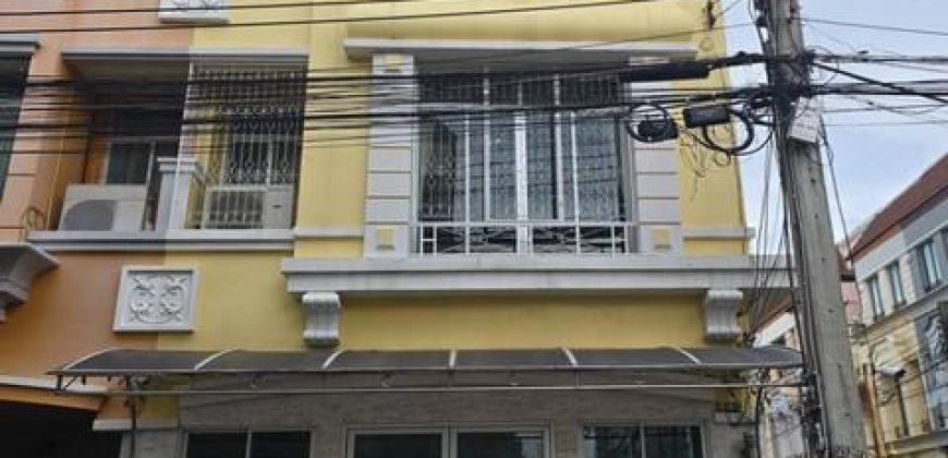 HR 10075 ให้เช่าทาวน์โฮม 3 ชั้นหลังมุม 3 ห้องนอน บ้านกลางเมืองบริติชทาวน์ ศรีด่าน 24 ใกล้ MRT ศรีลาซาล 300 เมตร