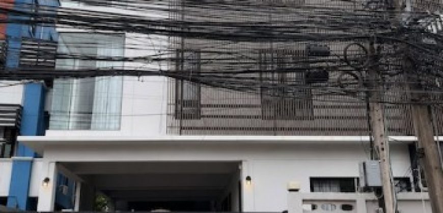 BH4244 ให้เช่าบ้านเดี่ยว 3 ชั้น สุทธิสาร ห้วยขวาง ใกล้ MRT สุทธิสาร พื้นที่ 360 ตร.ม. เหมาะทำโฮมออฟฟิศ บริษัท และอยู่อาศัย