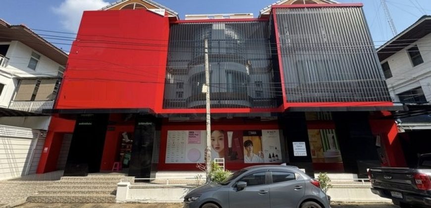 T26-622 ให้เช่า สำนักงาน – 200000 บาทต่อเดือน ชั้นทั้งหมด 3 ชั้น ใกล้กับ ใกล้เลียบด่วน ใกล้ the scene ทาวน์อินทาวน์ ห้องนอน 4 ห้อง ห้องน้ำ 7 ห้อง