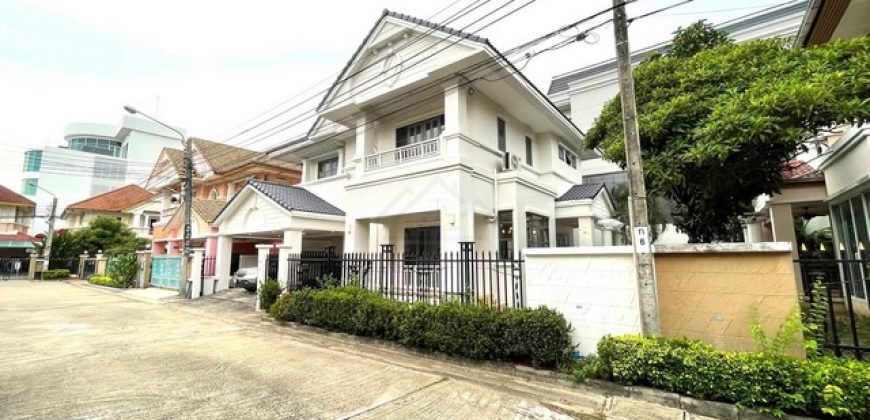 ให้เช่าบ้านเดี่ยว 2 ชั้น 65 ตรว. 3 ห้องนอน บ้านกรองทอง พัฒนาการ 32 ใกล้ทองหล่อ 5 กม. เหมาะอยู่อาศัยหรือทำโฮมออฟฟิศ **เลี้ยงสัตว์ได้