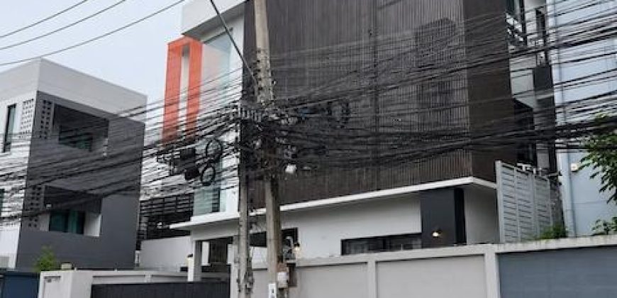 ให้เช่าบ้านเดี่ยว 3 ชั้น 360 ตร.ม. ย่านสุทธิสาร ซอย 20 มิถุนา ใกล้ MRT สุทธิสาร