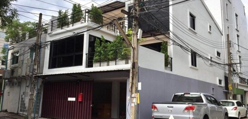 ให้เช่าทาวเฮ้าส์ 3 ชั้น 350 ตร.ม. สุขุมวิท 63 (ตรงข้ามเอกมัยซอย 4) ตกแต่งพร้อมเข้าอยู่ ใกล้ BTS เอกมัย