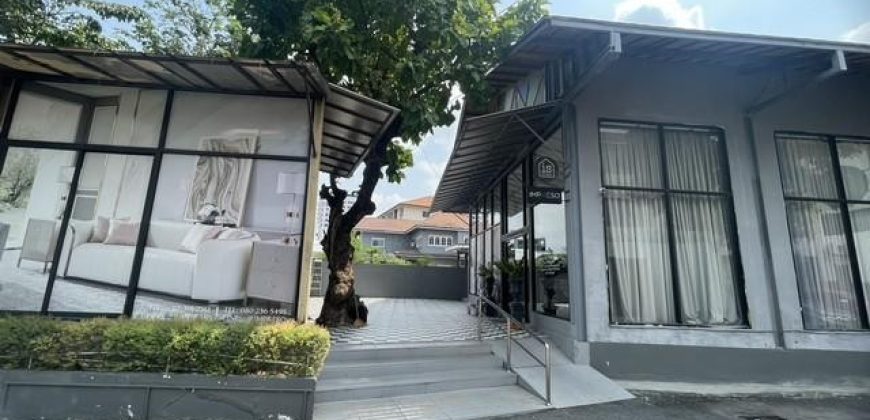 BH4302 ให้เช่าที่ดินพร้อมอาคาร ถนนสุคนธสวัสดิ์ เลียบด่วนรามอินทรา นวลจันทร์ ขนาด 636 ตารางวา เหมาะทำโชว์รูม คลังสินค้า ศูนย์กระจายสินค้า